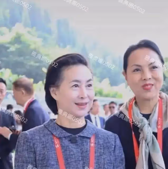 網友偶遇何超瓊,本人打扮光鮮亮麗顯年輕,身材超好不像60多歲