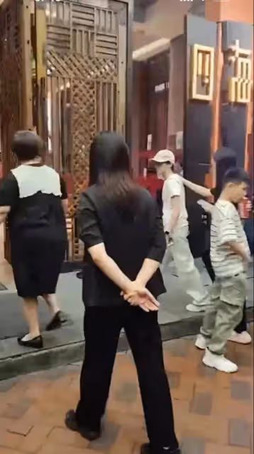 全紅嬋外出吃飯被偶遇,被人偷拍心情煩悶,揮手喊話不要拍