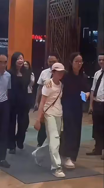 全紅嬋外出吃飯被偶遇,被人偷拍心情煩悶,揮手喊話不要拍