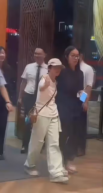 全紅嬋外出吃飯被偶遇,被人偷拍心情煩悶,揮手喊話不要拍