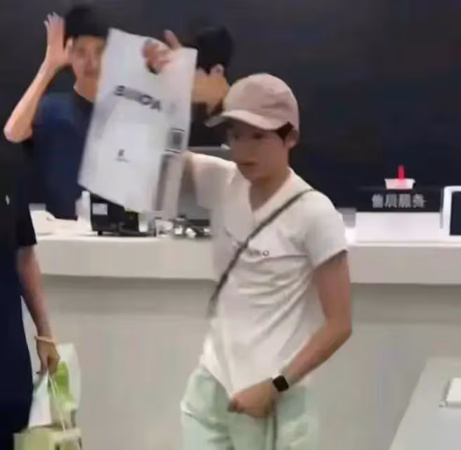 全紅嬋外出吃飯被偶遇,被人偷拍心情煩悶,揮手喊話不要拍