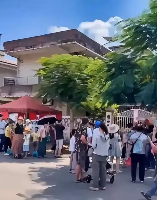 全紅嬋外出吃飯被偶遇,被人偷拍心情煩悶,揮手喊話不要拍