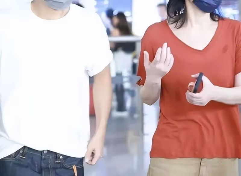 確認過眼神是愛情,王菲謝霆鋒現身機場,男方手搭女方腿上很自然