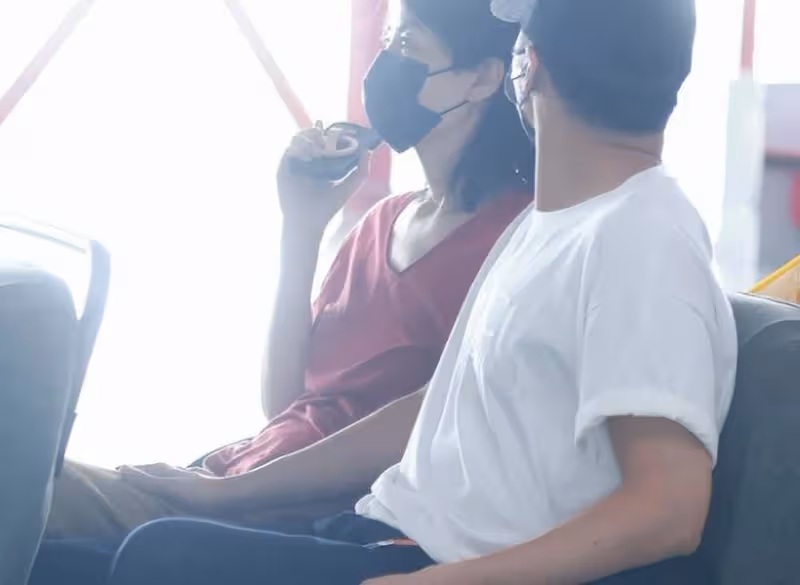 確認過眼神是愛情,王菲謝霆鋒現身機場,男方手搭女方腿上很自然