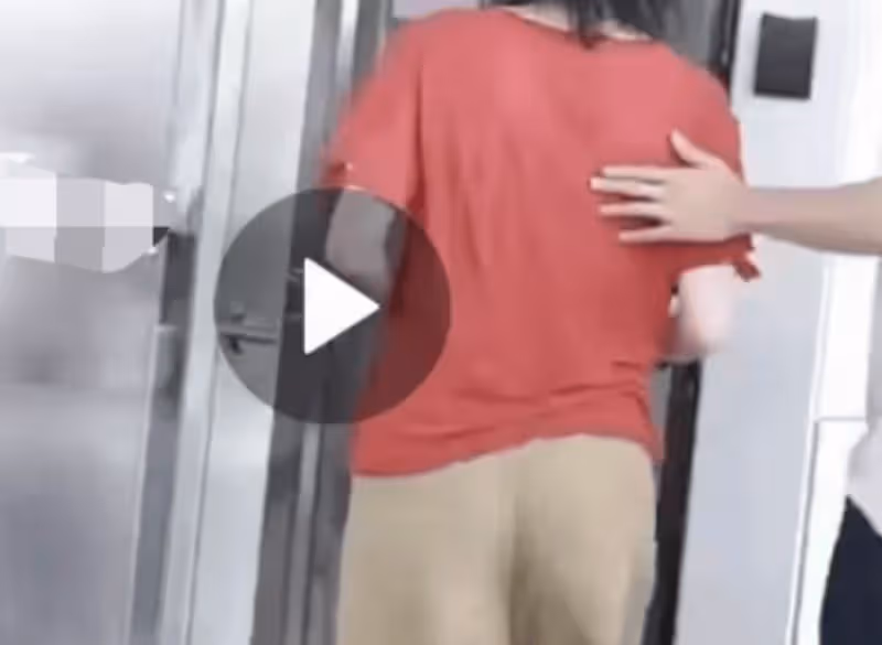 確認過眼神是愛情,王菲謝霆鋒現身機場,男方手搭女方腿上很自然