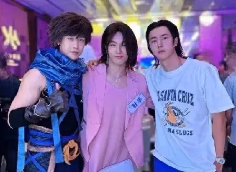 樂華年會明星玩角色扮演:王一博毫無偶像包袱,一男團造型被吐槽