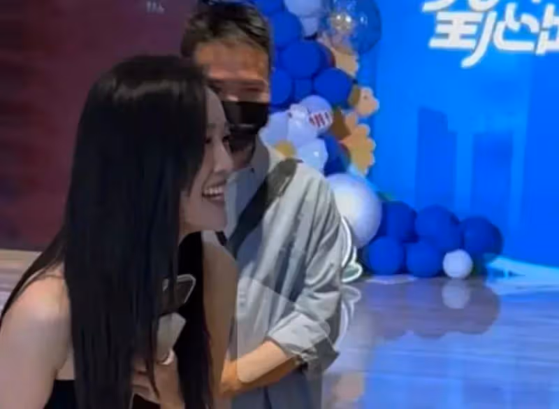 樂華年會明星玩角色扮演:王一博毫無偶像包袱,一男團造型被吐槽