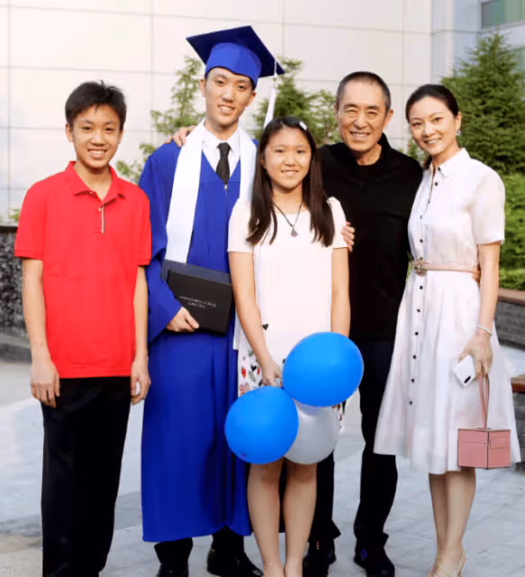 張藝謀大兒子給國人爭光了,居然跟歐巴馬女兒是同學,小兒子更厲害!