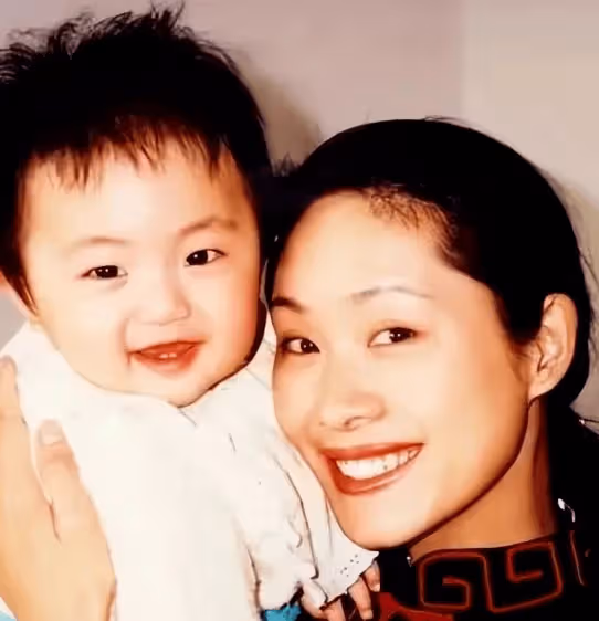 出身農村,生下女兒被丈夫拋棄,與大衣哥的緋聞讓她頭疼