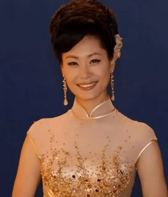 出身農村,生下女兒被丈夫拋棄,與大衣哥的緋聞讓她頭疼