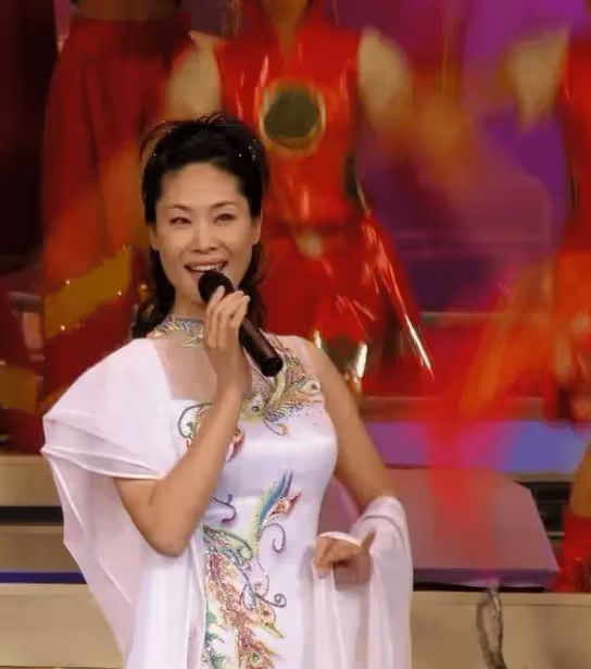 出身農村,生下女兒被丈夫拋棄,與大衣哥的緋聞讓她頭疼