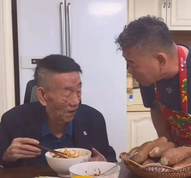 格局！相聲表演藝術家楊少華為建昌捐贈物資，楊議楊倫倆親自搬貨