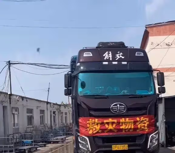 格局!相聲表演藝術家楊少華為建昌捐贈物資,楊議楊倫倆親自搬貨