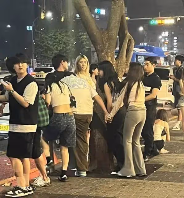 王思聰現身韓國蹦迪被偶遇,多位美女陪伴舉止親密,又換新女友
