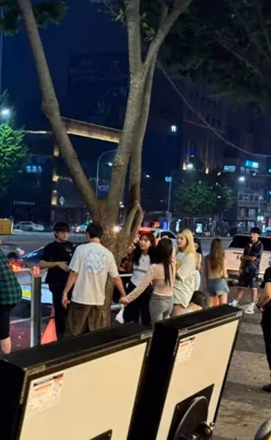 王思聰現身韓國蹦迪被偶遇,多位美女陪伴舉止親密,又換新女友
