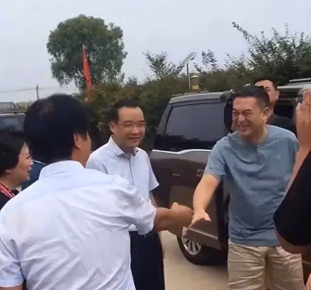 張嘉譯回老家幫忙宣傳農產品,駝背越來越重,穿拖鞋現身引爭議