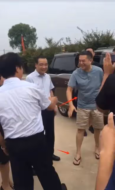 張嘉譯回老家幫忙宣傳農產品,駝背越來越重,穿拖鞋現身引爭議
