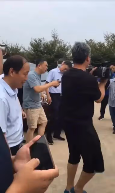 張嘉譯回老家幫忙宣傳農產品,駝背越來越重,穿拖鞋現身引爭議