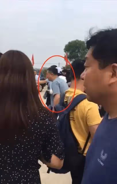 張嘉譯回老家幫忙宣傳農產品,駝背越來越重,穿拖鞋現身引爭議