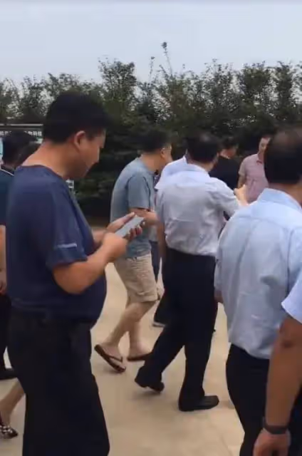 張嘉譯回老家幫忙宣傳農產品,駝背越來越重,穿拖鞋現身引爭議