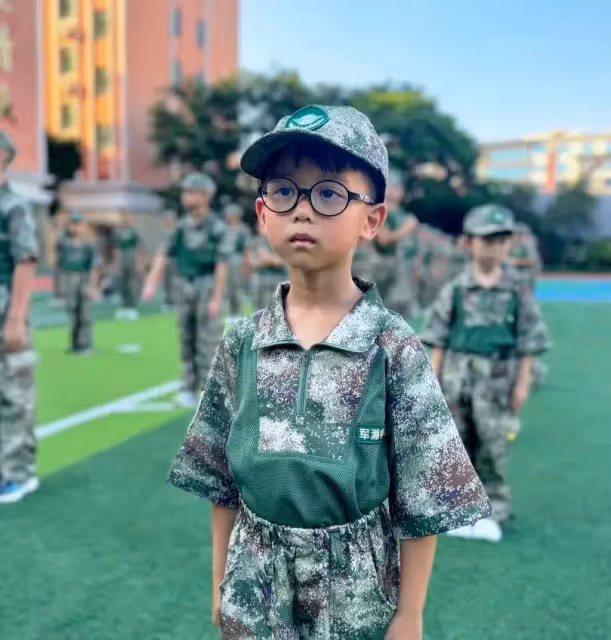 胡杏兒送大兒子體驗軍訓生活,孩子結營時感恩跪下擁抱父親