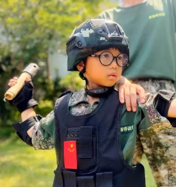 胡杏兒送大兒子體驗軍訓生活,孩子結營時感恩跪下擁抱父親