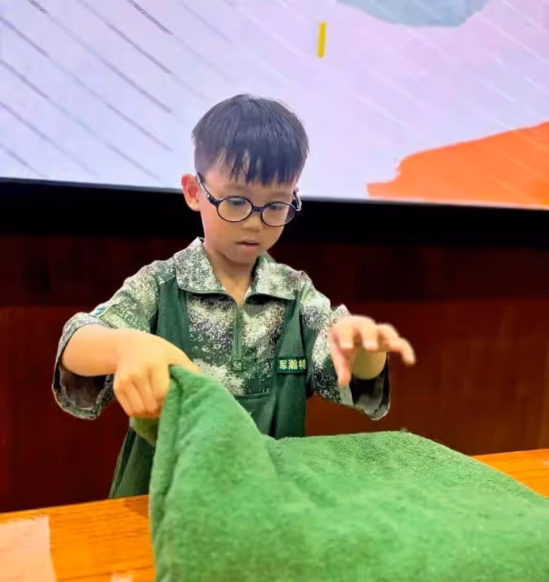胡杏兒送大兒子體驗軍訓生活,孩子結營時感恩跪下擁抱父親