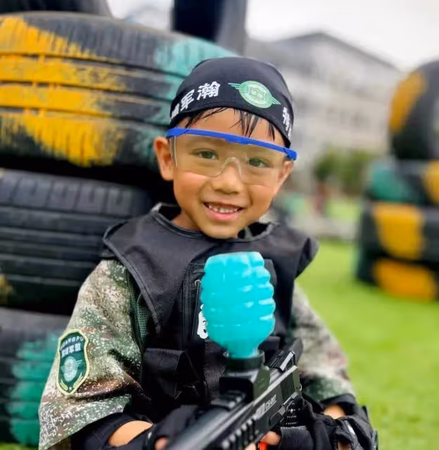 胡杏兒送大兒子體驗軍訓生活,孩子結營時感恩跪下擁抱父親