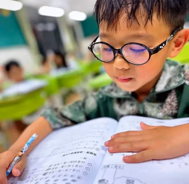胡杏兒送大兒子體驗軍訓生活,孩子結營時感恩跪下擁抱父親