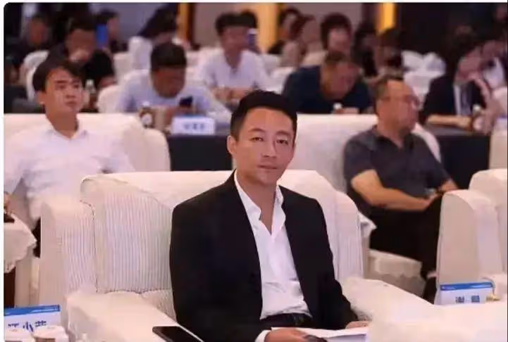 汪小菲參加企業家年會,座位上認真看稿本人超帥,幹事業很迷人