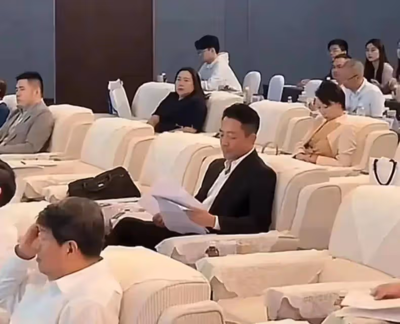 汪小菲參加企業家年會,座位上認真看稿本人超帥,幹事業很迷人
