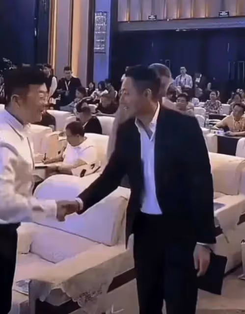 汪小菲參加企業家年會,座位上認真看稿本人超帥,幹事業很迷人