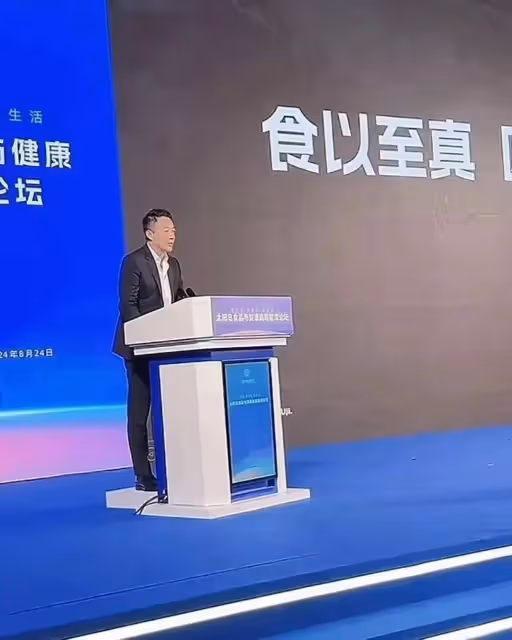 汪小菲參加企業家年會,座位上認真看稿本人超帥,幹事業很迷人