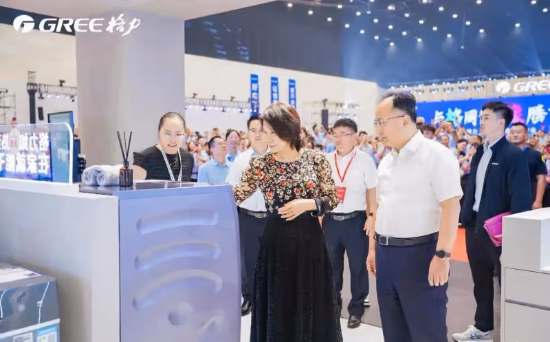 董明珠出席格力峰會,王自如未跟隨現身,70歲董明珠再提明年退休