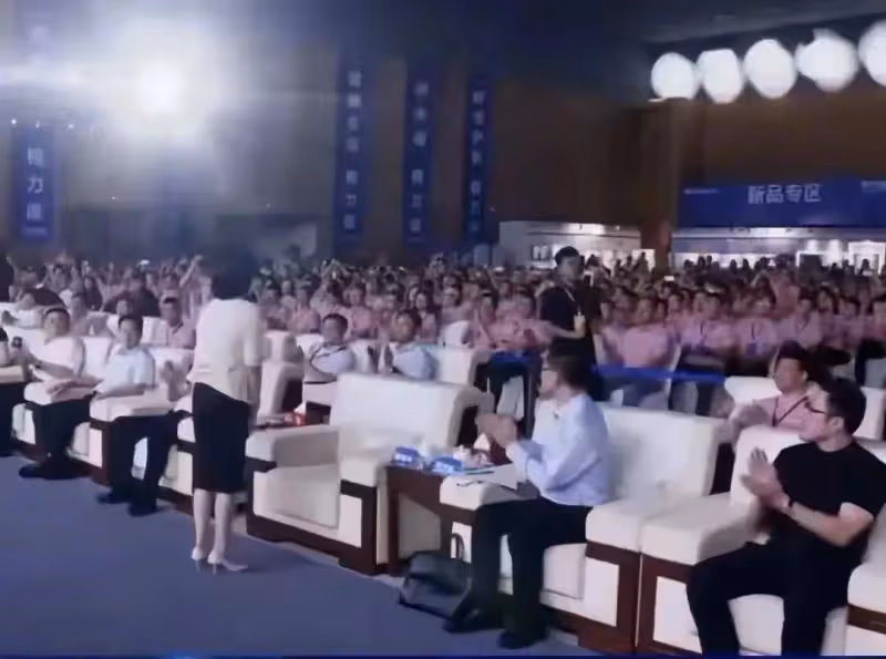 董明珠出席格力峰會,王自如未跟隨現身,70歲董明珠再提明年退休