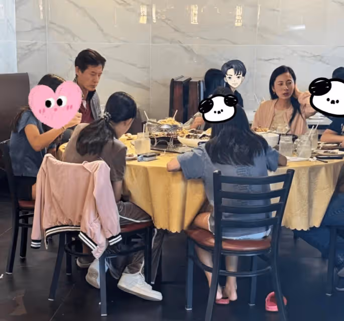 演員徐筠馬躍一家四口美國被偶遇,一個演過堂主,一個演過李世民