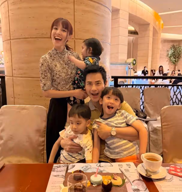 鄭嘉穎帶孩子普吉島度假被遇,親切合影沒架子,陳凱琳臉型被吐槽