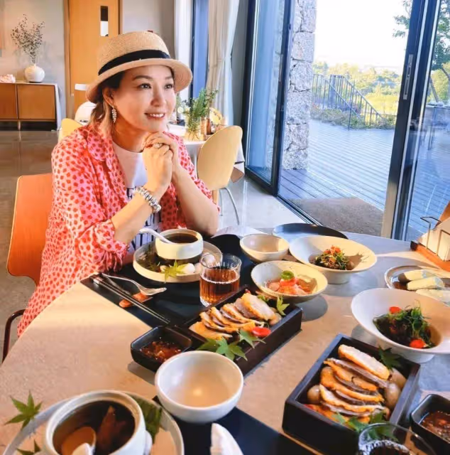 李靜曬與媽媽女兒雲南旅遊美照，女兒很漂亮，媽媽氣質太好了