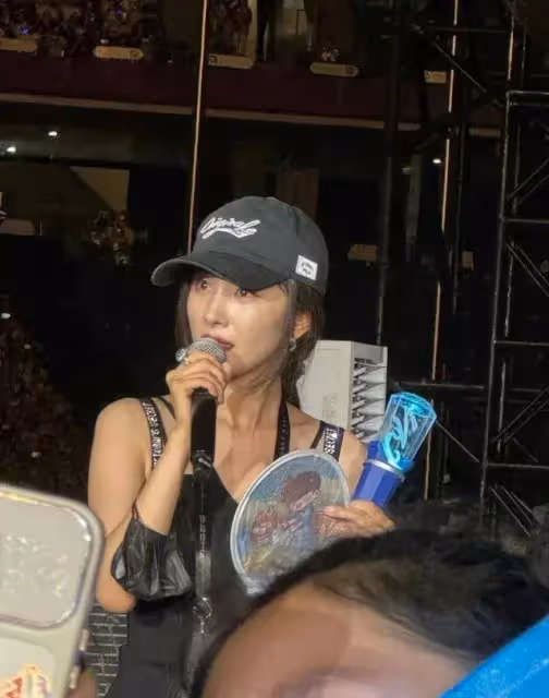 楊冪現身周深演唱會,本人近照太瘦十分顯老,生圖曝光引爭議