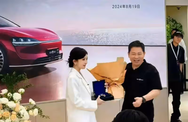 楊冪現身周深演唱會,本人近照太瘦十分顯老,生圖曝光引爭議
