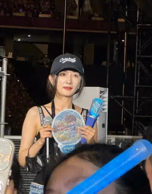 楊冪現身周深演唱會,本人近照太瘦十分顯老,生圖曝光引爭議