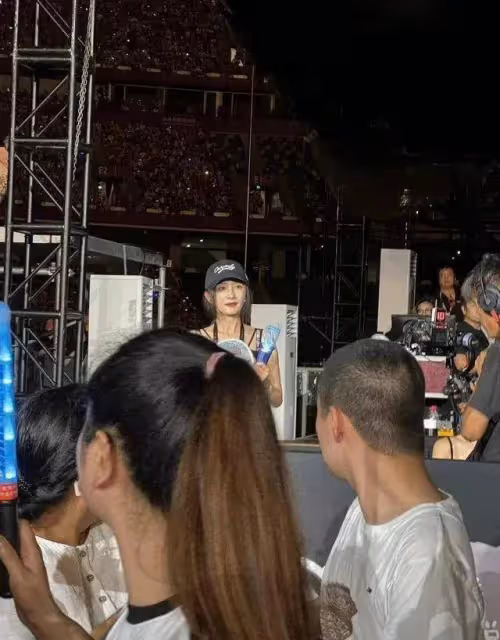 楊冪現身周深演唱會,本人近照太瘦十分顯老,生圖曝光引爭議