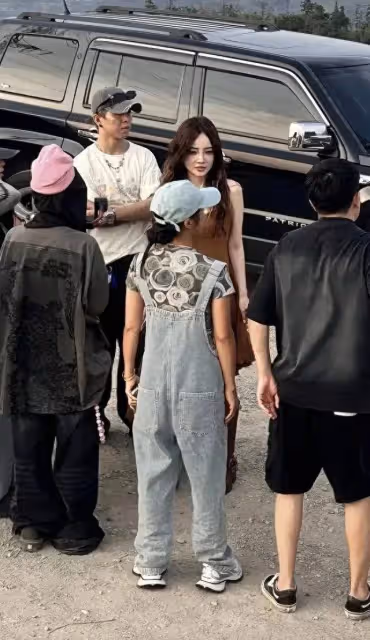 李小璐近照曝光,本人嘻哈風格十足,妝容很厚臉好白