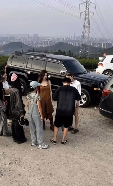 李小璐近照曝光,本人嘻哈風格十足,妝容很厚臉好白