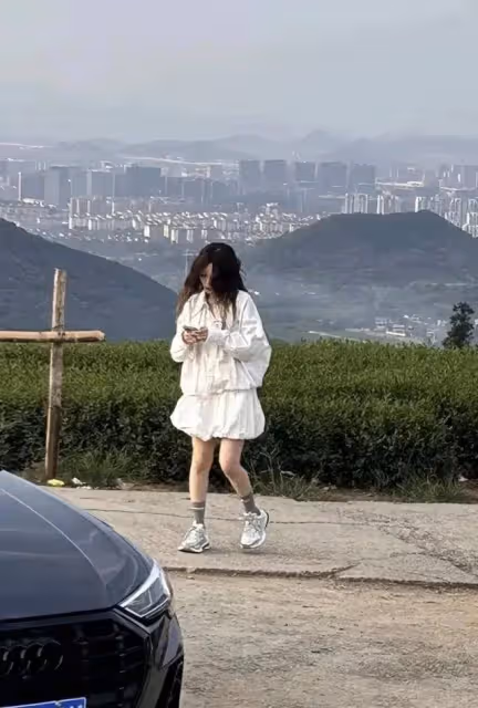 李小璐近照曝光,本人嘻哈風格十足,妝容很厚臉好白