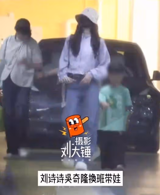 劉詩詩帶兒子逛街,與吳奇隆輪流帶娃,5歲步步蹦蹦跳跳個頭好高