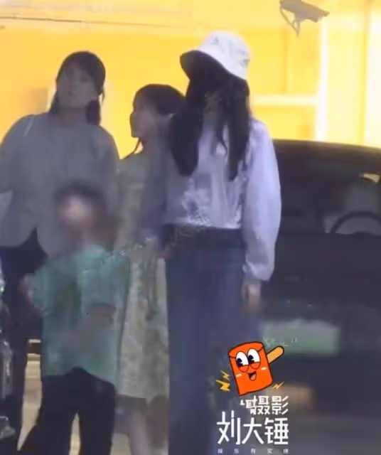 劉詩詩帶兒子逛街,與吳奇隆輪流帶娃,5歲步步蹦蹦跳跳個頭好高