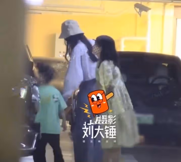 劉詩詩帶兒子逛街,與吳奇隆輪流帶娃,5歲步步蹦蹦跳跳個頭好高