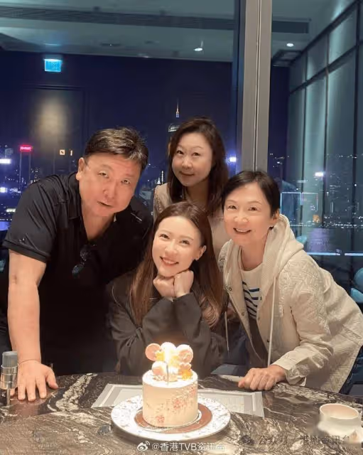 王晶44歲大女王佟藝五官激似媽媽!18年前拍過電影演童年張栢芝