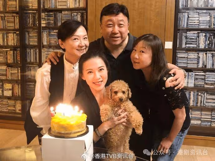 王晶44歲大女王佟藝五官激似媽媽!18年前拍過電影演童年張栢芝